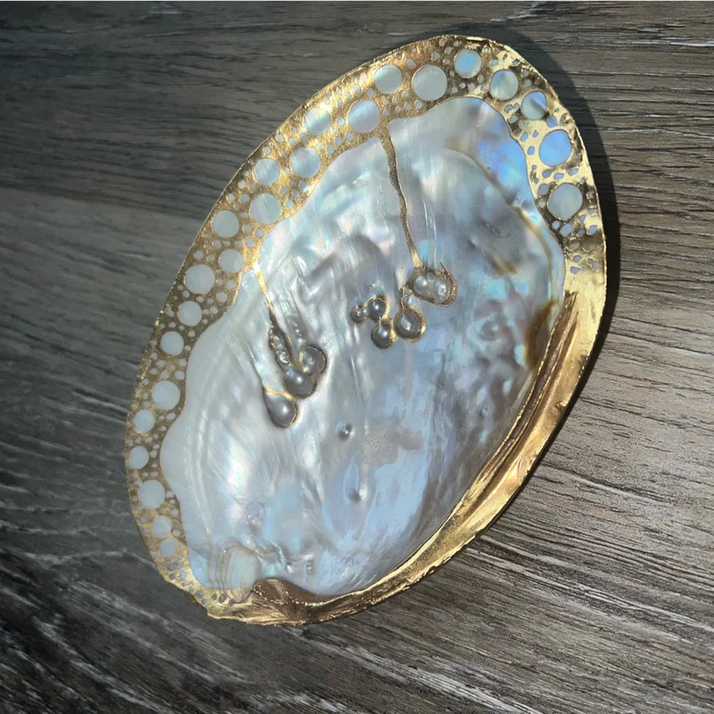 Pearlescent/ iridescent / oyster style jewelry or soap dish